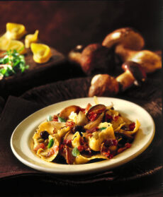 tortellini con porcini, bacon, olive e maggiorana Sale&Pepe foto