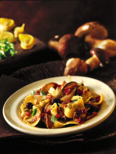 tortellini con porcini, bacon, olive e maggiorana Sale&Pepe foto