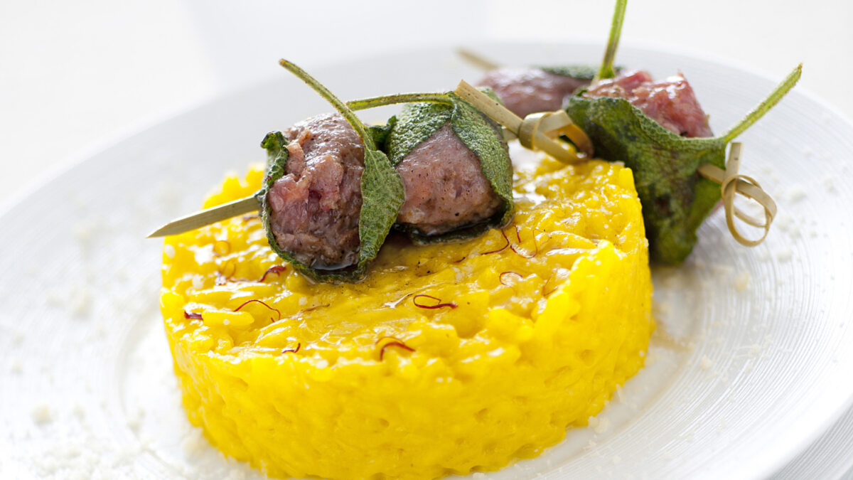 Tortino allo zafferano con spiedino di salsiccia