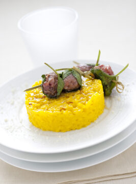 tortino-allo-zafferano-con-spiedino-di-salsiccia