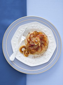 Tortino di mele al piatto con fichi secchi