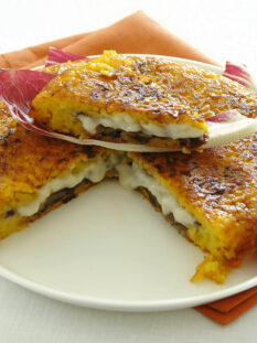 tortino-dorato-di-riso-con-farcia-filante-al-radicchio