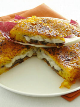 tortino-dorato-di-riso-con-farcia-filante-al-radicchio
