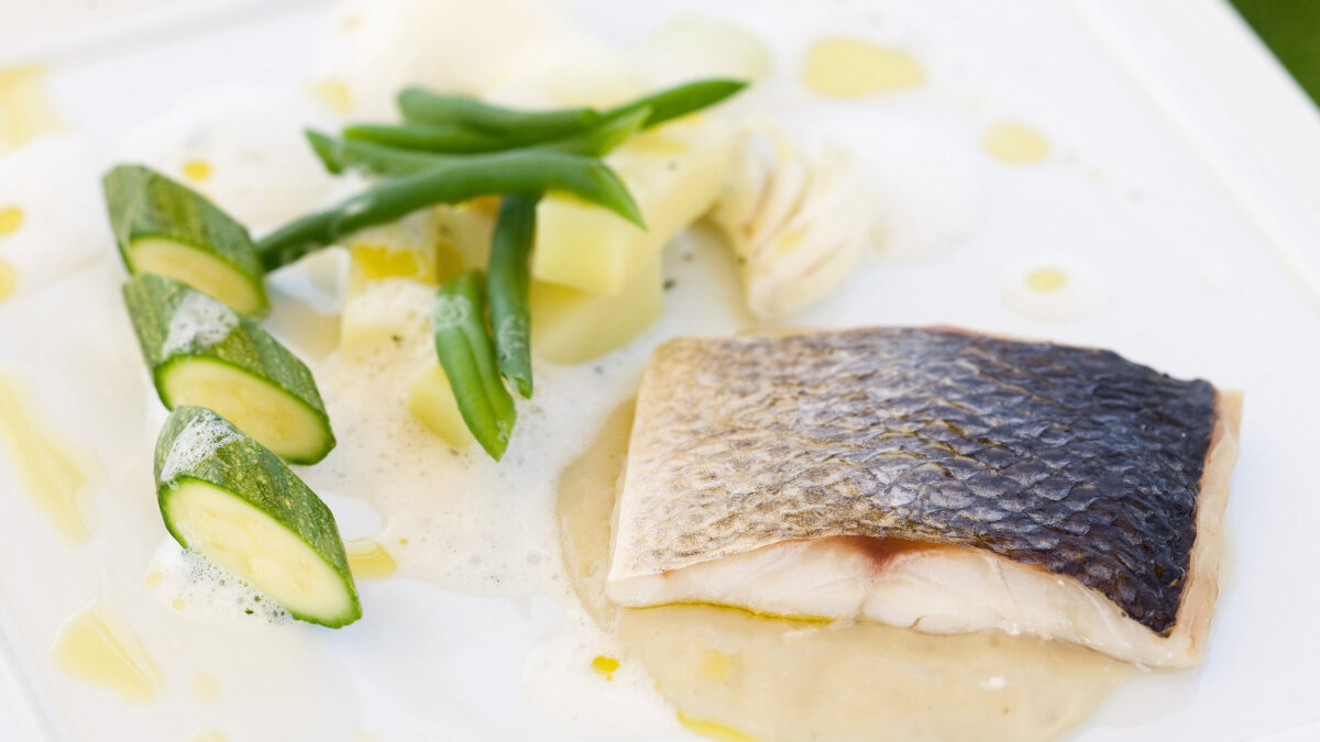Tranci di branzino con salsa di kefir agli aromi liguri