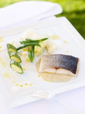 tranci-di-branzino-con-salsa-di-kefir-agli-aromi-liguri