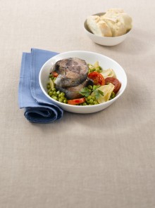 Tranci di pesce in padella con piselli e pomodori
