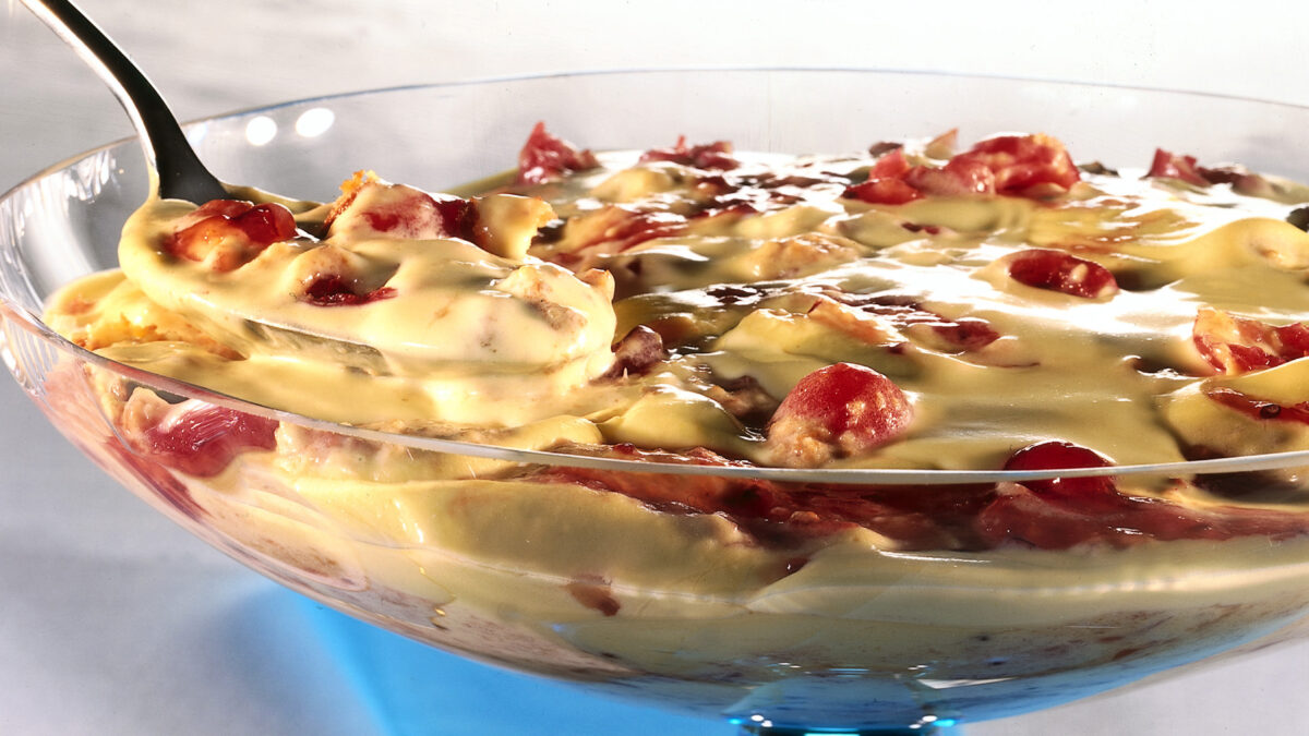 Trifle alle ciliegie con biscotti alle mandorle