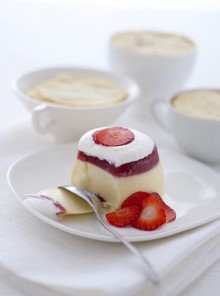 Il trifle capovolto con le fragole