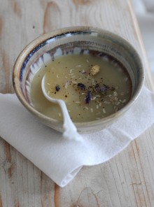 Vellutata di finocchi e patate con fiori di campo