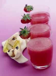 Il vino rosso e fragole con grana al balsamico
