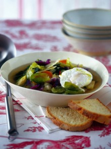 La zuppa con uova in camicia