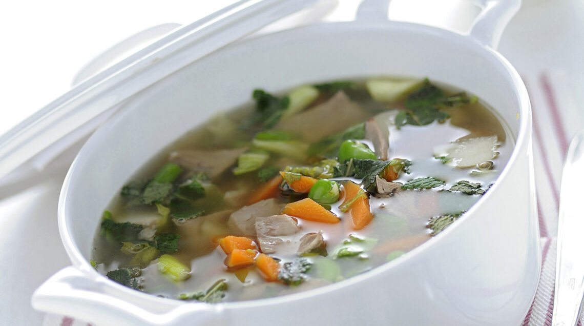 zuppa-dagnello-e-verdure foto
