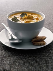La zuppa di carote e polpette con mandorle e zafferano