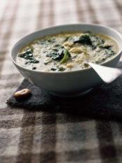 zuppa-di-fave-e-spinaci-agli-aromi