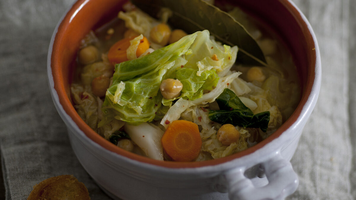 Zuppa di verza e ceci al peperoncino