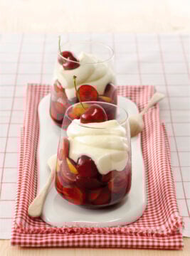 Zuppa fredda di ciliegie con mousse di cioccolato bianco Sale&Pepe