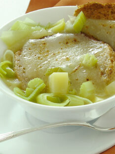 zuppa-povera-di-pane-patate-e-porri