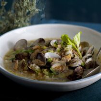 zuppetta-ai-due-sedani-con-i-cannellini-e-le-vongole