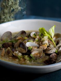 zuppetta-ai-due-sedani-con-i-cannellini-e-le-vongole