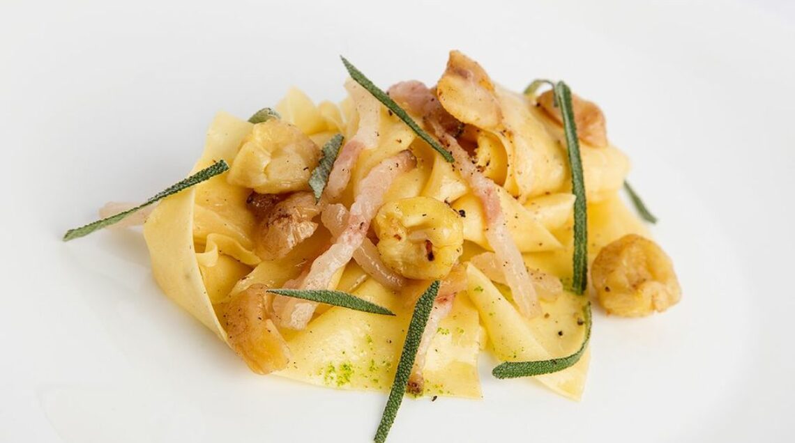 Pappardelle con lardo, castagne e grappa prime uve