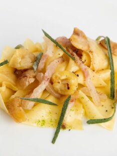 Pappardelle con lardo, castagne e grappa prime uve