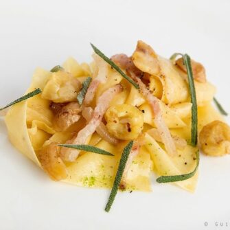 Pappardelle con lardo, castagne e grappa prime uve