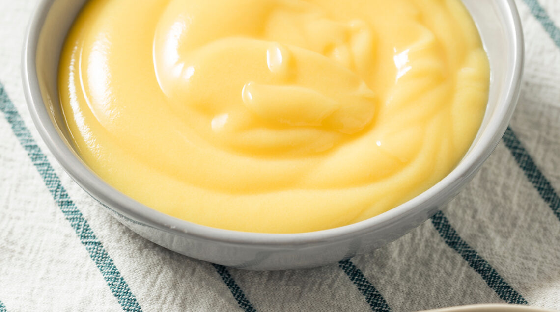 Preparare la crema pasticcera - Credits: Shutterstock