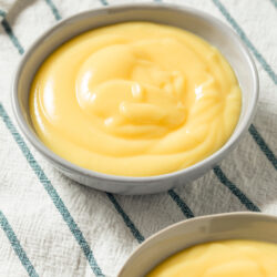 Preparare la crema pasticcera - Credits: Shutterstock