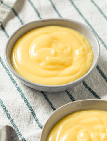 Preparare la crema pasticcera - Credits: Shutterstock