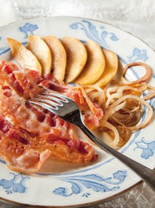 Bacon fritto con mele e cipolle