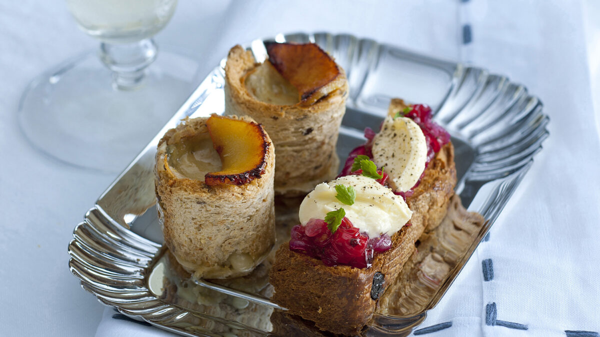 Bruschettine di panettone con composta di cipolle rosse e ribes