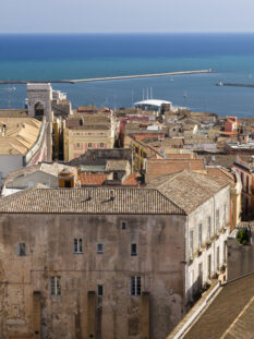 Il quartiere di Castello, nel centro storico di Cagliari, con la Cattedrale di Santa Maria (Foto © Martin Jung /image Broker /Corbis)