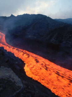 Lava dall'Etna, maggio 1983 (foto © Vittoriano Rastelli /Corbis)