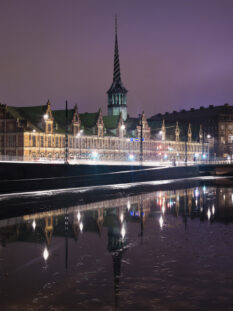 Copenhagen, vista sulla Borsa e sul Palazzo di Christiansborg (Foto © Henryk Sadura /Tetra Images /Corbis)