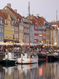 Barche e abitazioni lungo il canale Nyhavn di Copenaghen (Foto Eric Nathan /Loop Images /Corbis)