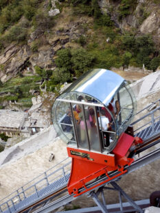 Ascensore inclinato per lasciare il Forte di Bard verso l'entrata del Museo delle Alpi (Foto © Stefano Torrione /Hemis /Corbis)