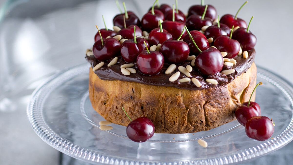 Torta di patate con cioccolato e ciliegie