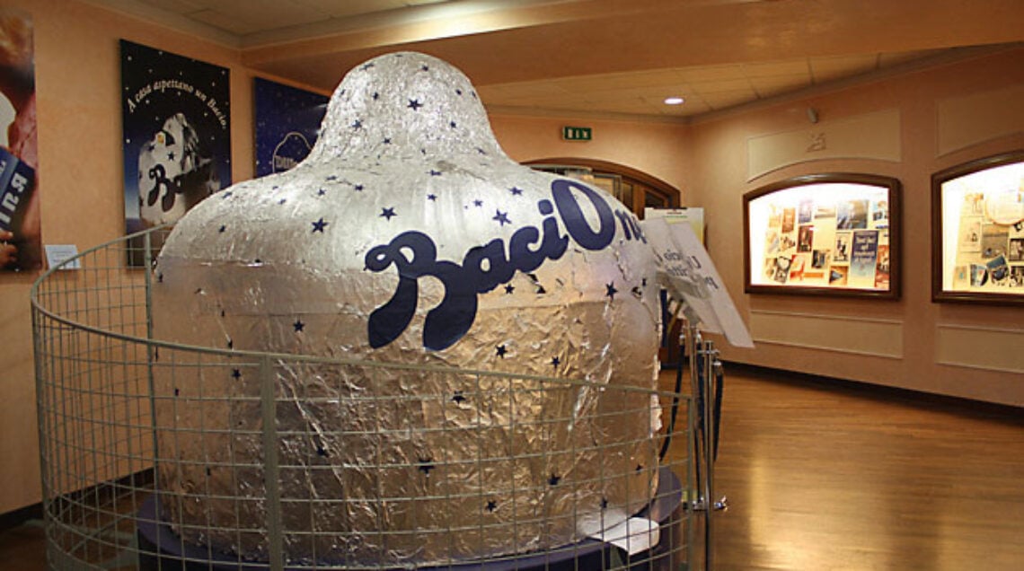 Il grosso Bacio Ã¨ la riproduzione del mega cioccolatino (7 m di circonferenza e 2,15 di altezza) vincitore del Guinness dei primati in occasione dellâedizione 2003 di Eurochocolate