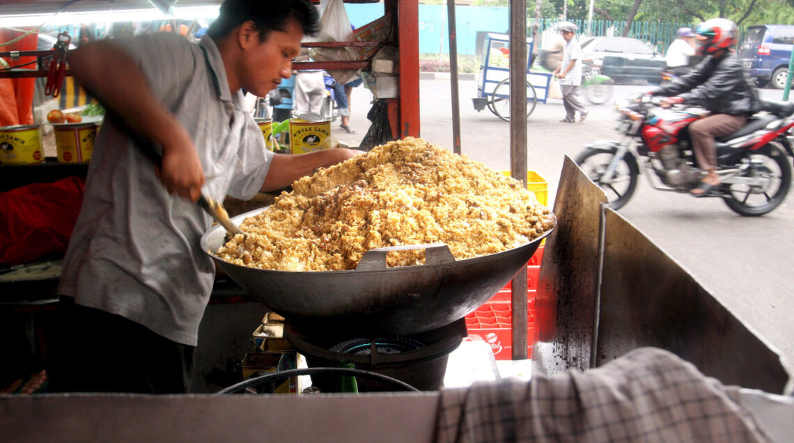 Indonesia, Giacarta, un venditore cucina il Nasi Goreng