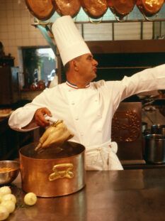 Lo chef Paul Bocuse in cucina (Foto © Louie Psihoyos /Corbis)