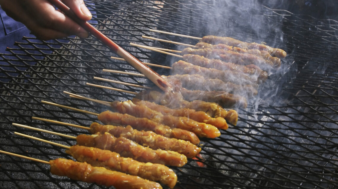 Satay sulla griglia (Foto Â© Inmagine Asia /Corbis)