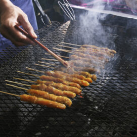 Satay sulla griglia (Foto © Inmagine Asia /Corbis)