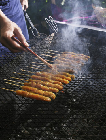 Satay sulla griglia (Foto © Inmagine Asia /Corbis)