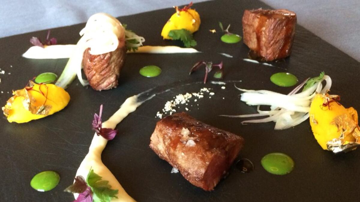 Sella d’agnello cotta a bassa temperatura, insalatina di cipollotto fresco e coriandolo e patata mantecata allo zafferano
