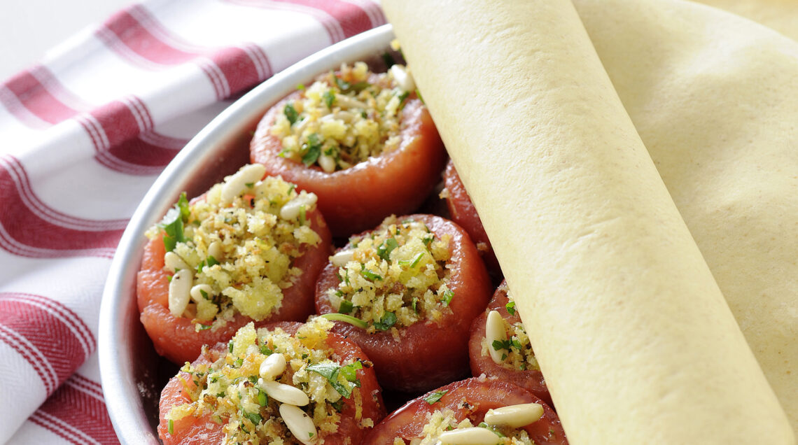 Tatin di pomodori farciti con briciole, pinoli e aromi Sale&Pepe