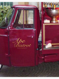 Ape Bistrot è un elegante Ape car che compare verso le sette in viale Monte Nero a Milano pronto a servire happy hour di gran classe. Si appoggia per la parte gourmet al ristorante Giacomo Bistrot di via Sottocorno.