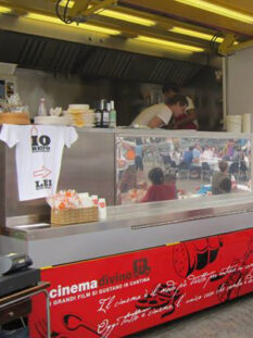 Cinema Divino è un originale food truck che porta i suoi piatti per le colline romagnole seguendo fiere e festival di cinema o di vino.