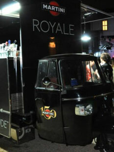 Anche Martini si affida all’Ape Car per proporre drink a eventi e promuovere il suo marchio.