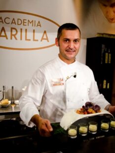 Giuseppe Zanotti - Orecchiette, crema di patate affumicate, salsiccia di maiale, essenza di aneto, chiosco di pane viola