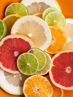 Agrumi. Fonte privilegiata di vitamina C che è essenziale per la produzione di collagene. Inoltre, limoni e pompelmi soprattutto, sono ricchi di oli essenziali che stimolano il drenaggio e l'eliminazione dei grassi.